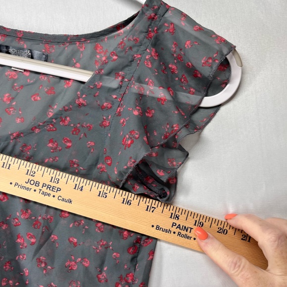 Sound & Matter Gray and Red‎ Floral top - Picture 5 of 6